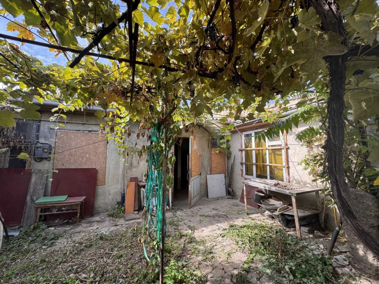 3-комнатная квартира (80 м2) на участке с местом для автомобиля и небольшим двором