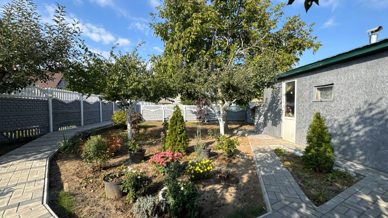 Sale of a two-story house 8 acres. Solar panels. + Garage.