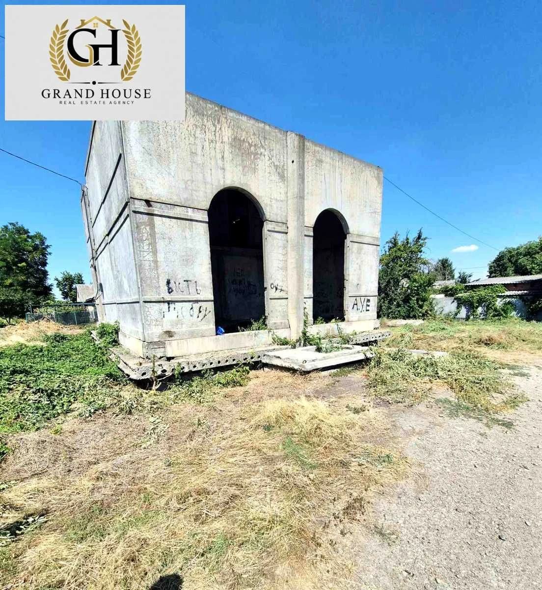 Urgent sale!! Selling unfinished house with documents in the area