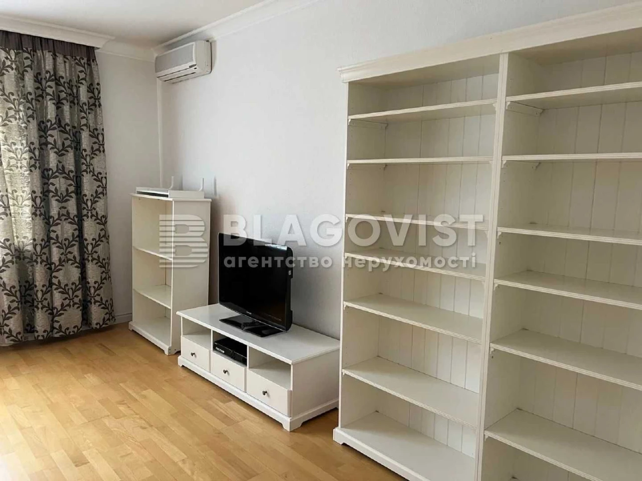 Срочно продаётся Киев, улица Александра Кониского, 52-58