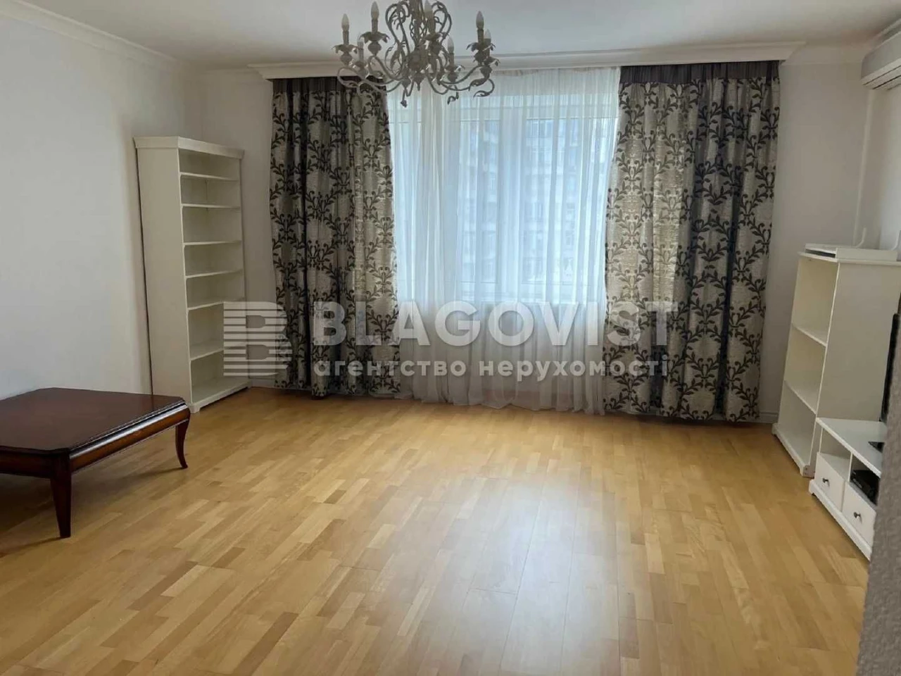 Срочно продаётся Киев, улица Александра Кониского, 52-58