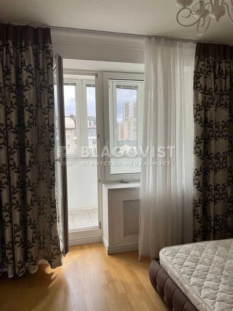 Срочно продаётся Киев, улица Александра Кониского, 52-58