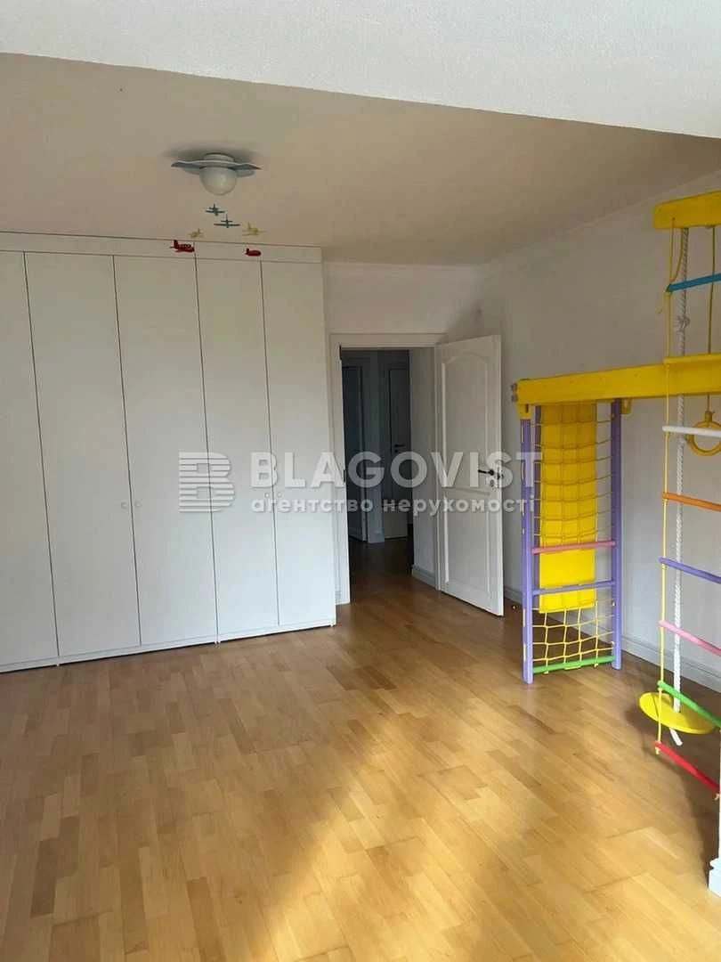Срочно продаётся Киев, улица Александра Кониского, 52-58