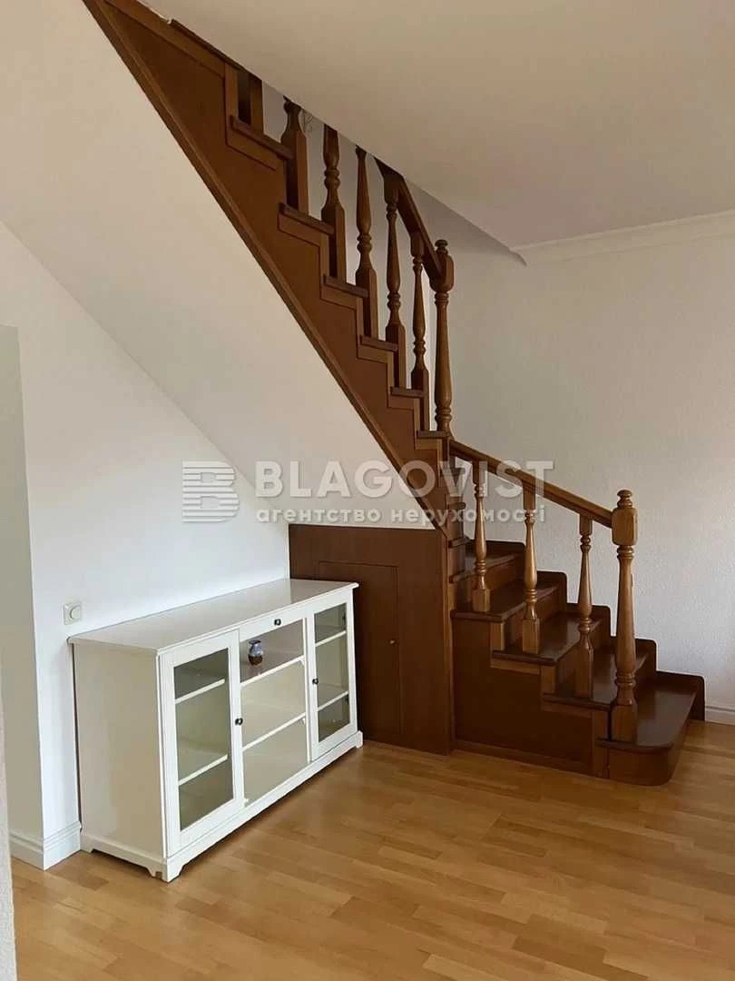 Срочно продаётся Киев, улица Александра Кониского, 52-58