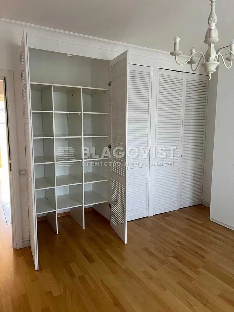 Срочно продаётся Киев, улица Александра Кониского, 52-58