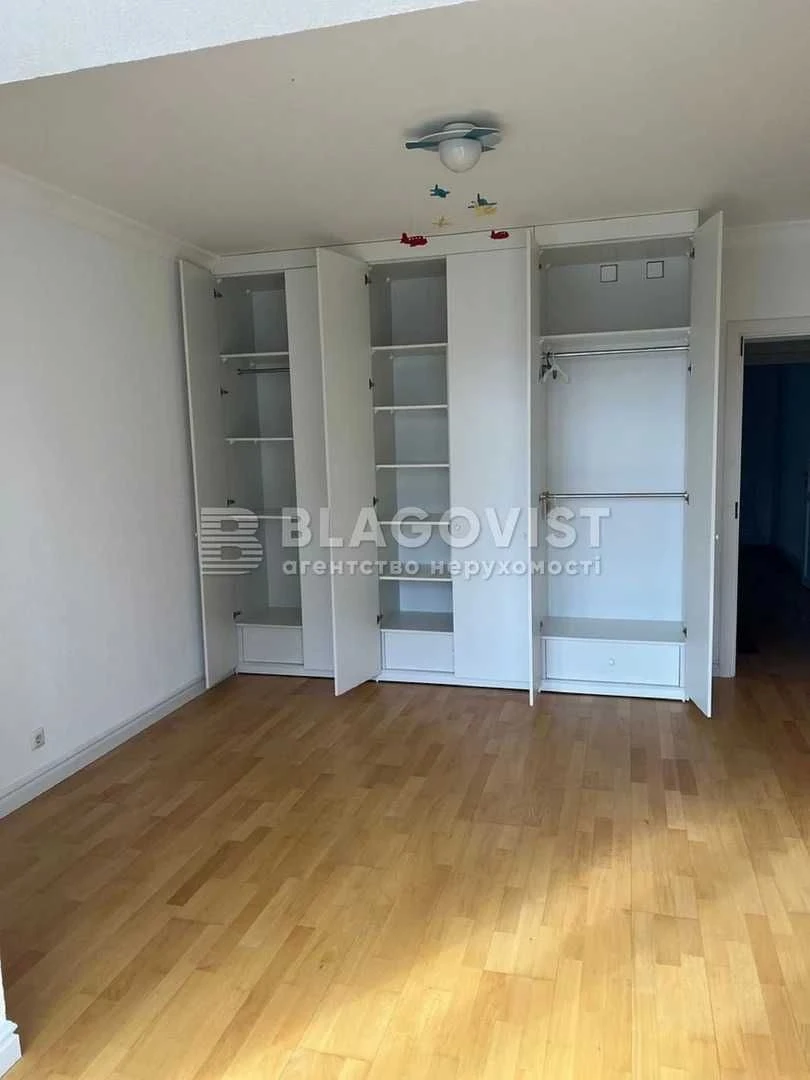 Срочно продаётся Киев, улица Александра Кониского, 52-58