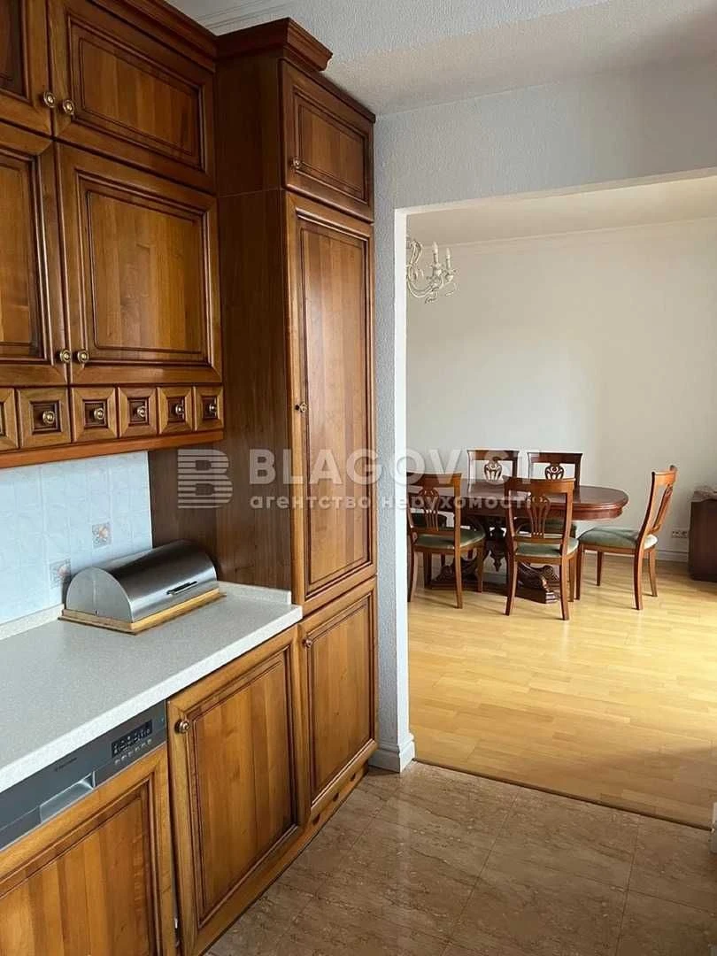 Срочно продаётся Киев, улица Александра Кониского, 52-58