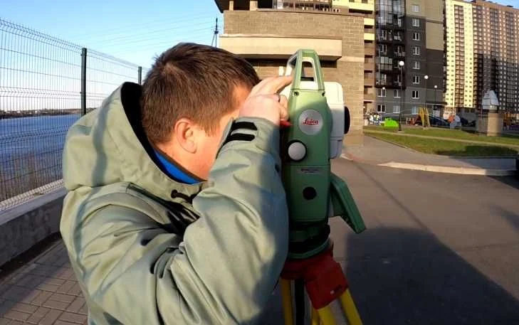 Surveyor. Cadastral Survey of Land Plots.