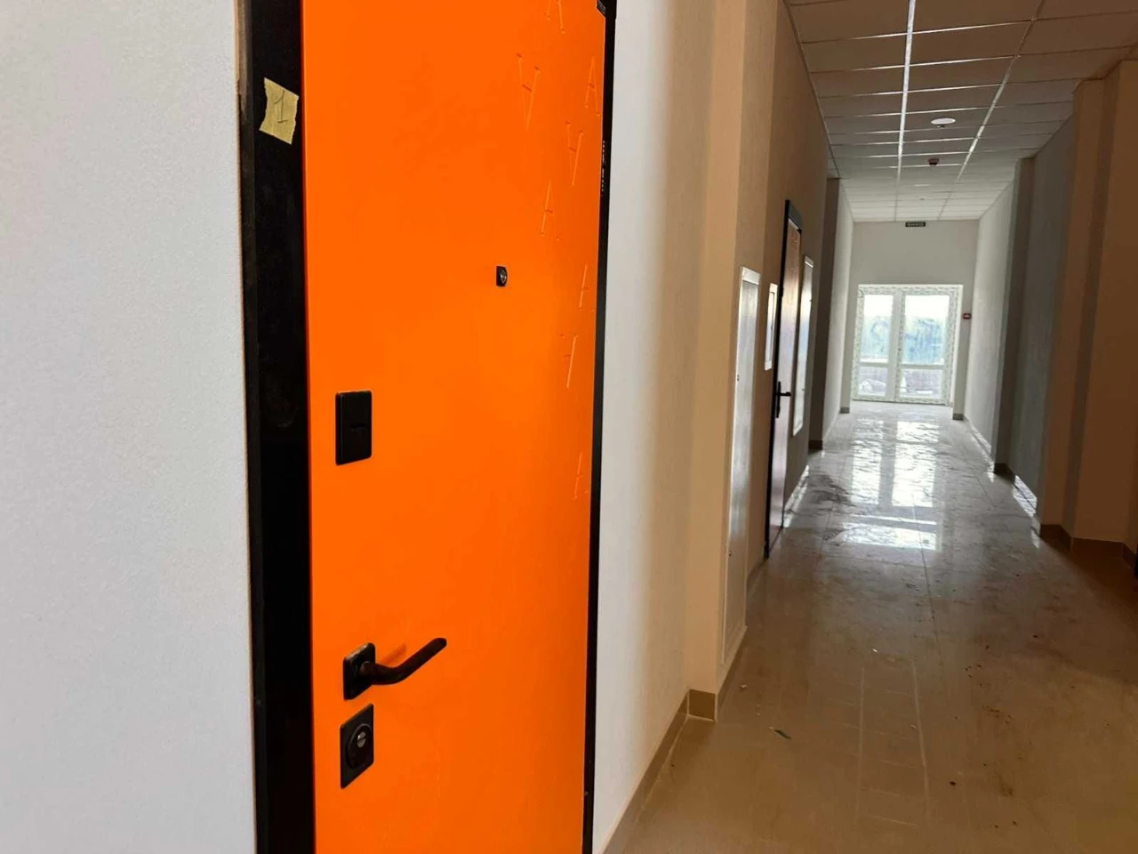 Продається 2-кімнатна квартира з першим поверхом за 5000$
