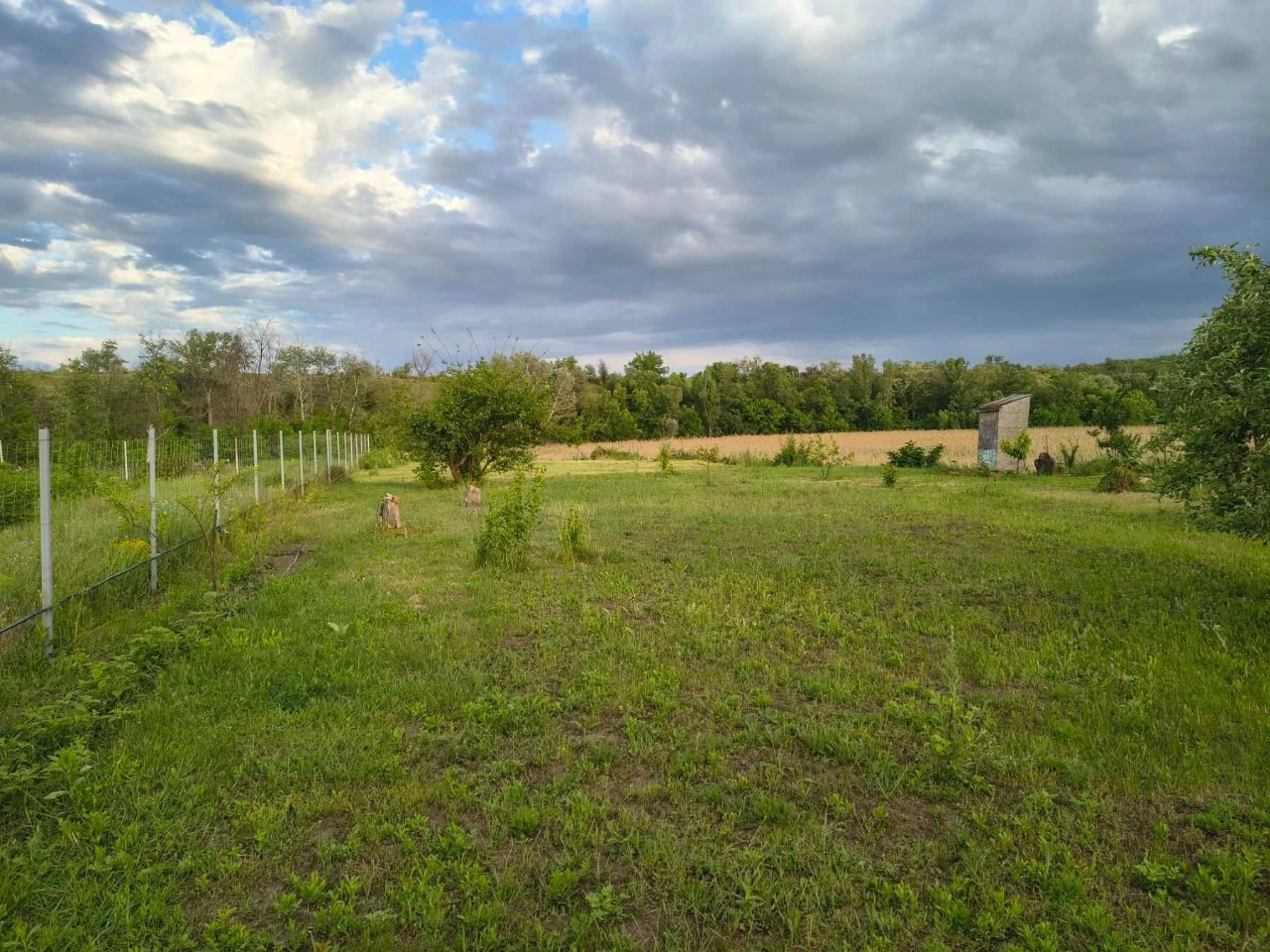 For sale, plot of land on the right bank, near the quarry