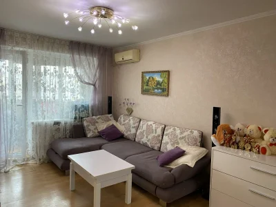 Urgent sale of a 2-room apartment with quality renovation and appliances in a prime location