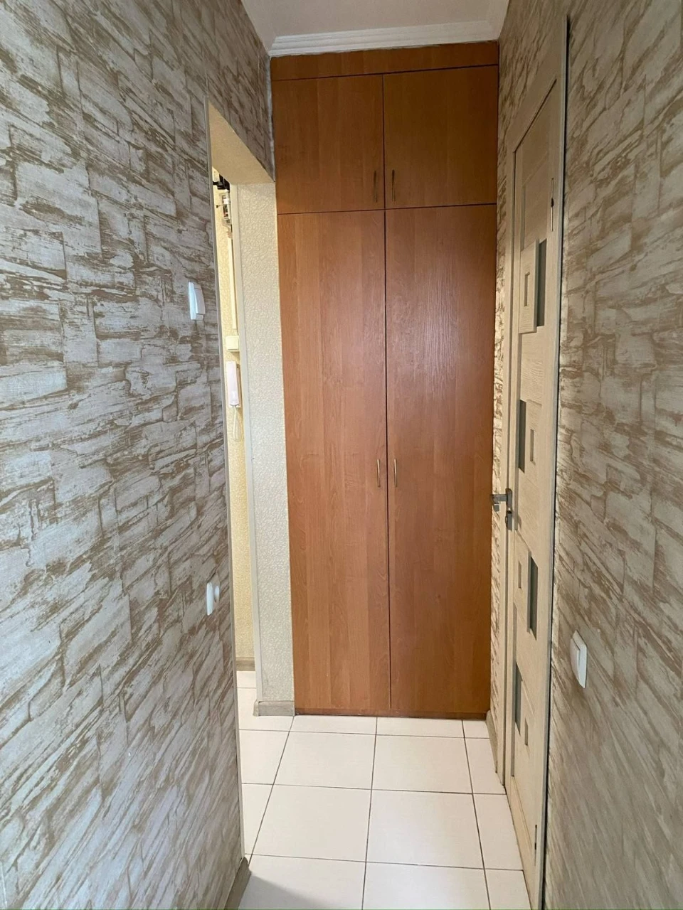 Urgent sale of a 2-room apartment with quality renovation and appliances in a prime location