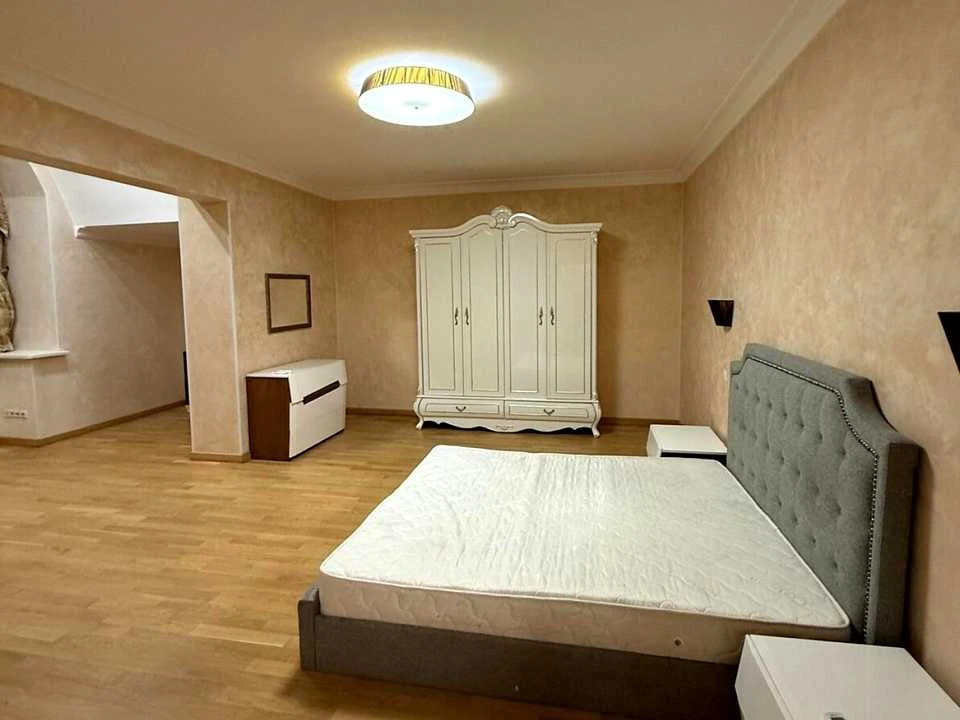Будинок. Київ, Оболонська набережна вул.