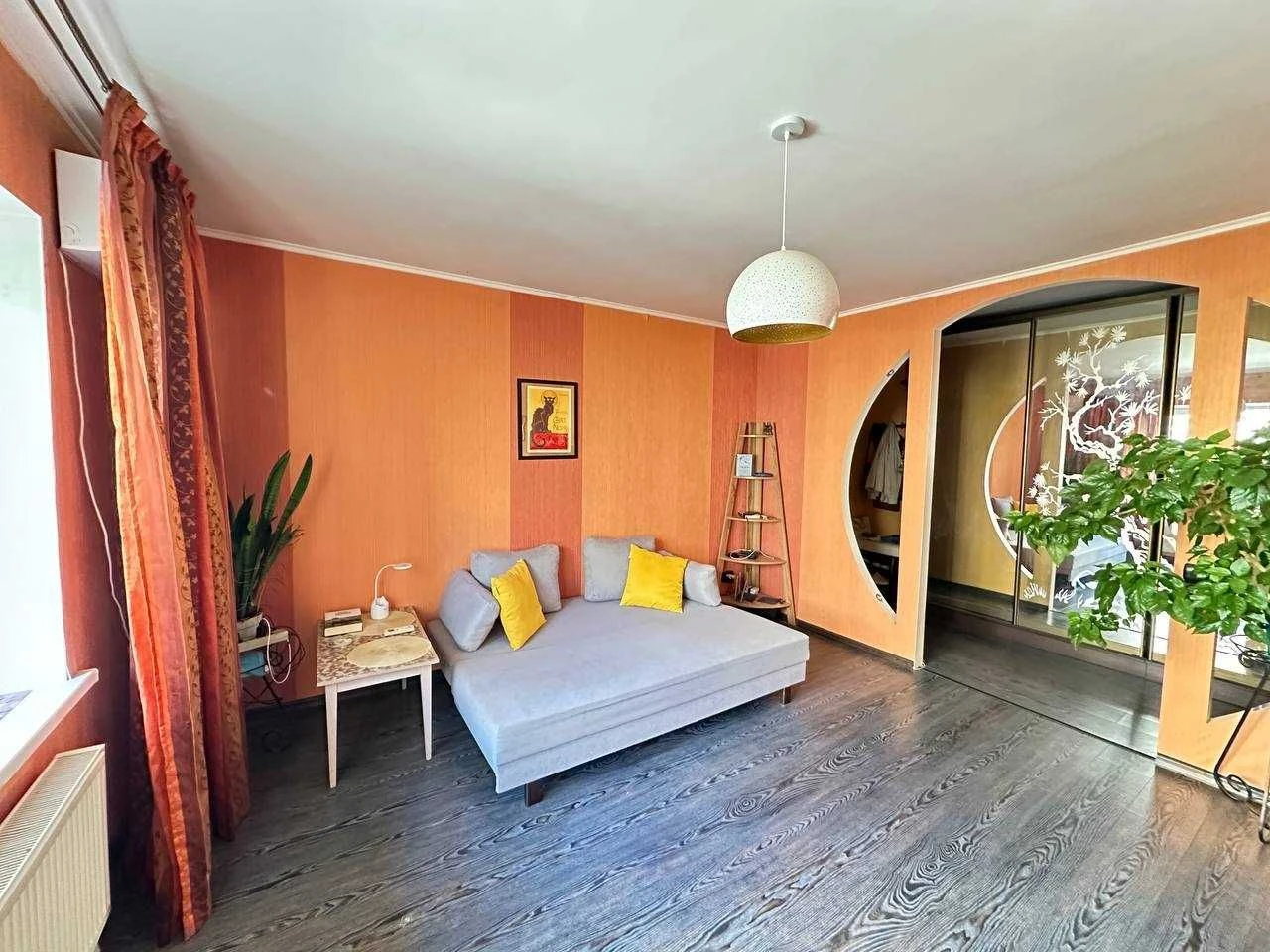 For Sale: 2-bedroom apartment in a gas building