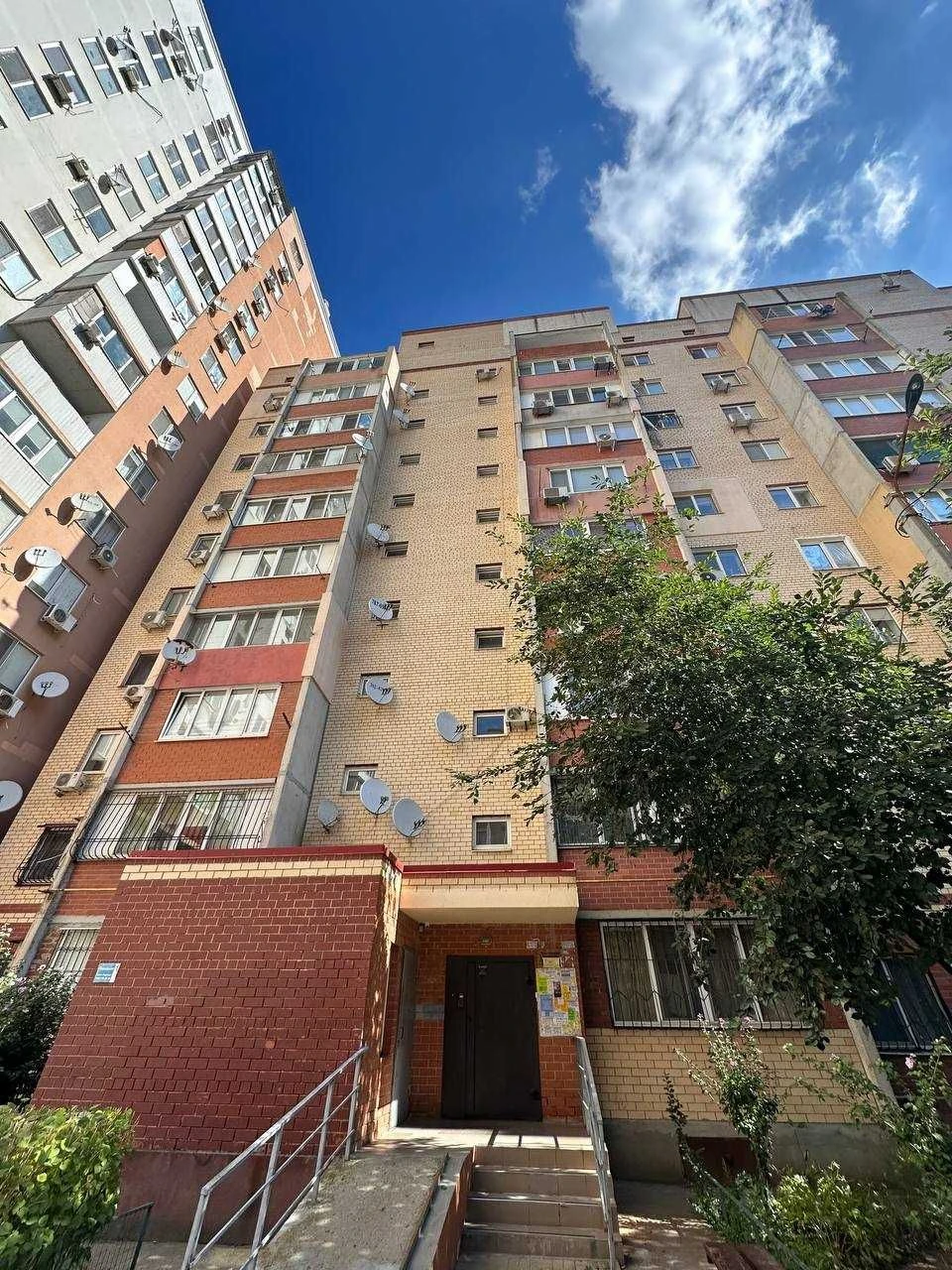 For Sale: 2-bedroom apartment in a gas building