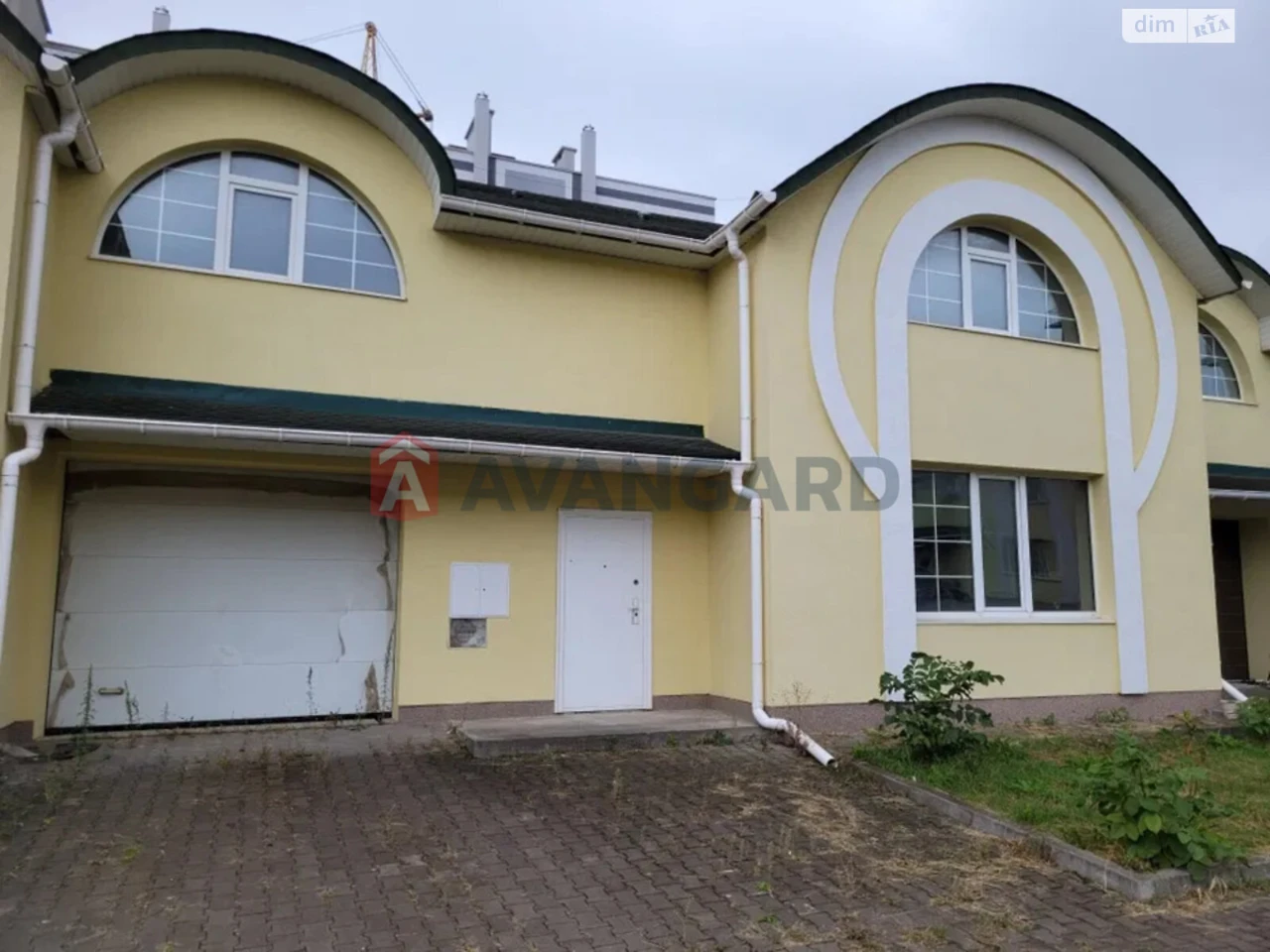 Sale of Townhouse, Ozerna