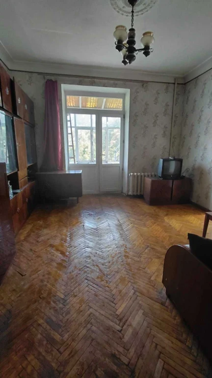 3 bedroom Apartment with Character 3.5m ceiling