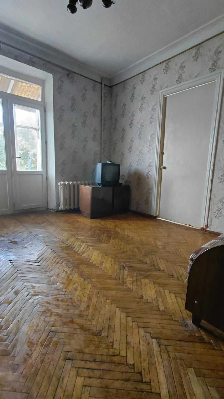 3 bedroom Apartment with Character 3.5m ceiling