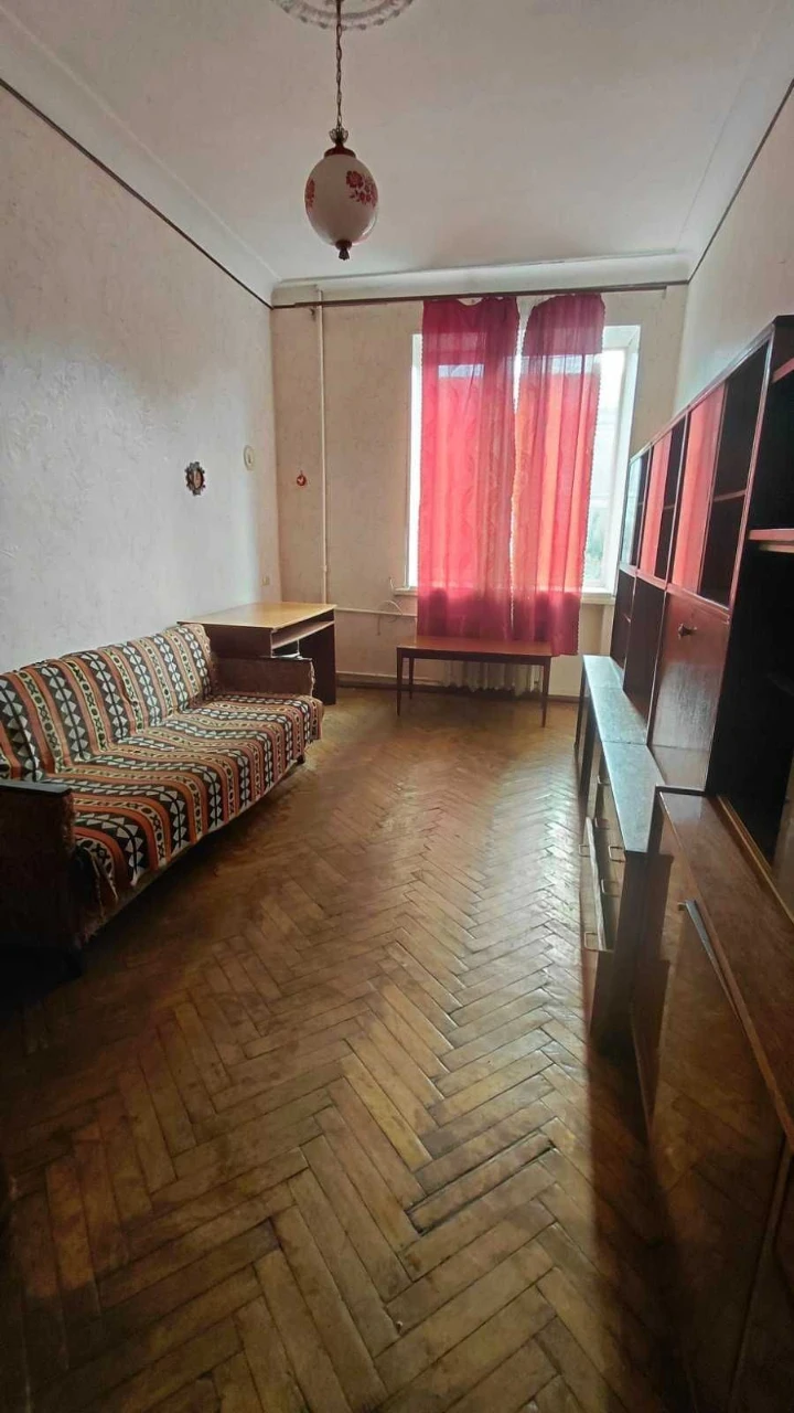 3 bedroom Apartment with Character 3.5m ceiling