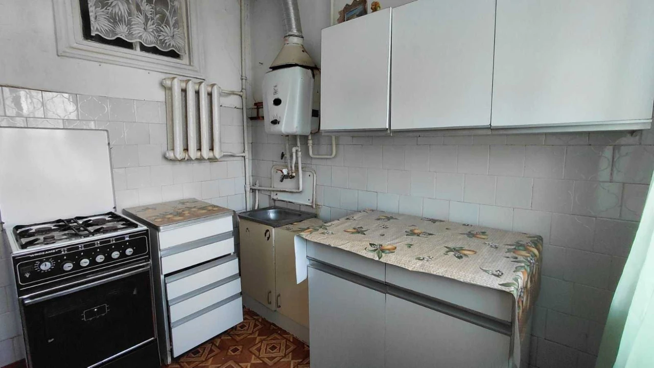 3 bedroom Apartment with Character 3.5m ceiling