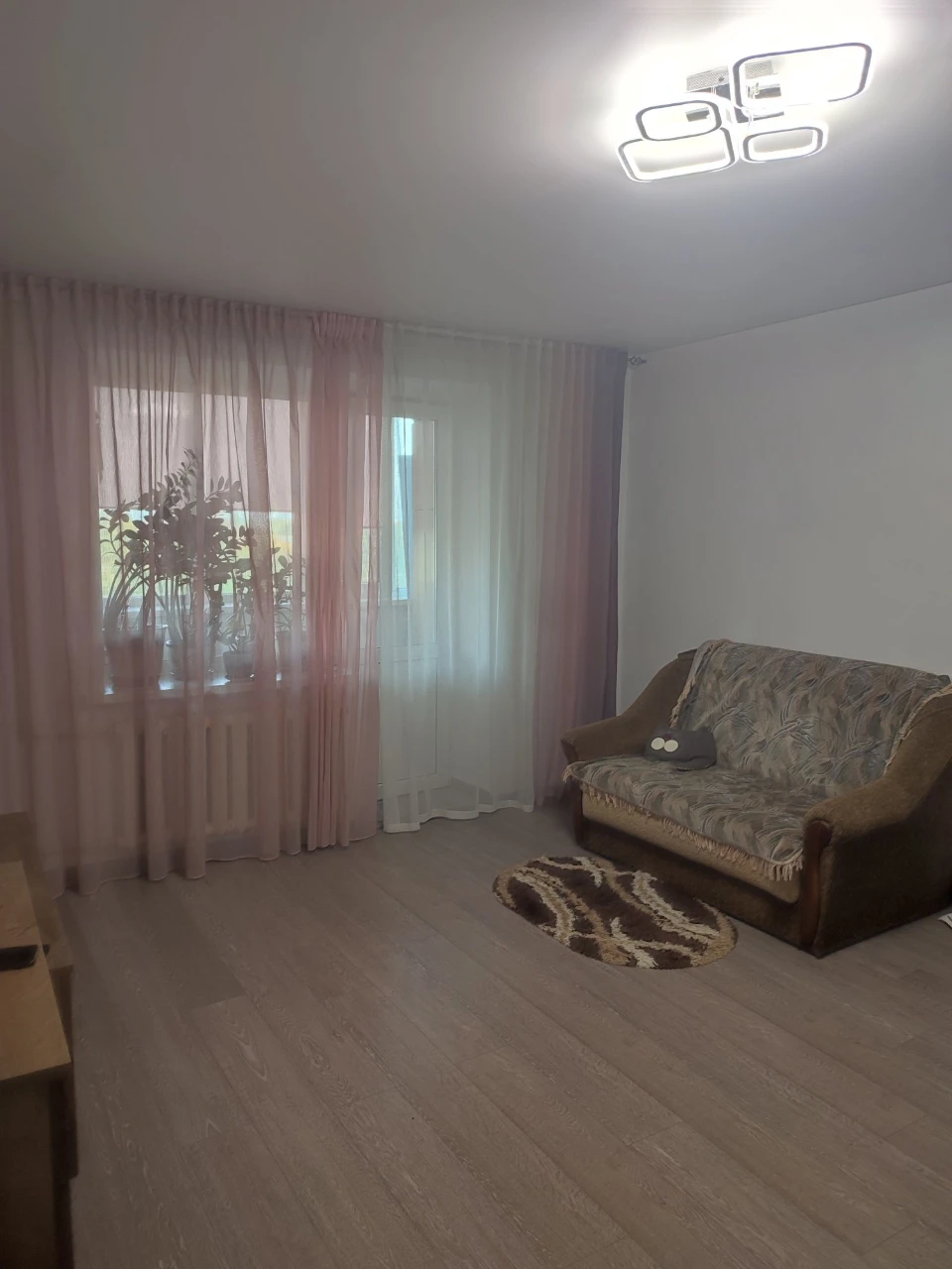 One-bedroom apartment with alcove.