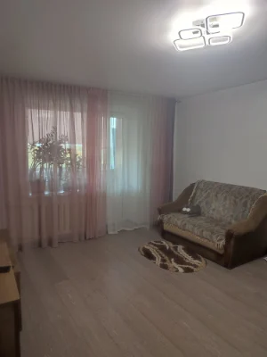 One-bedroom apartment with alcove.