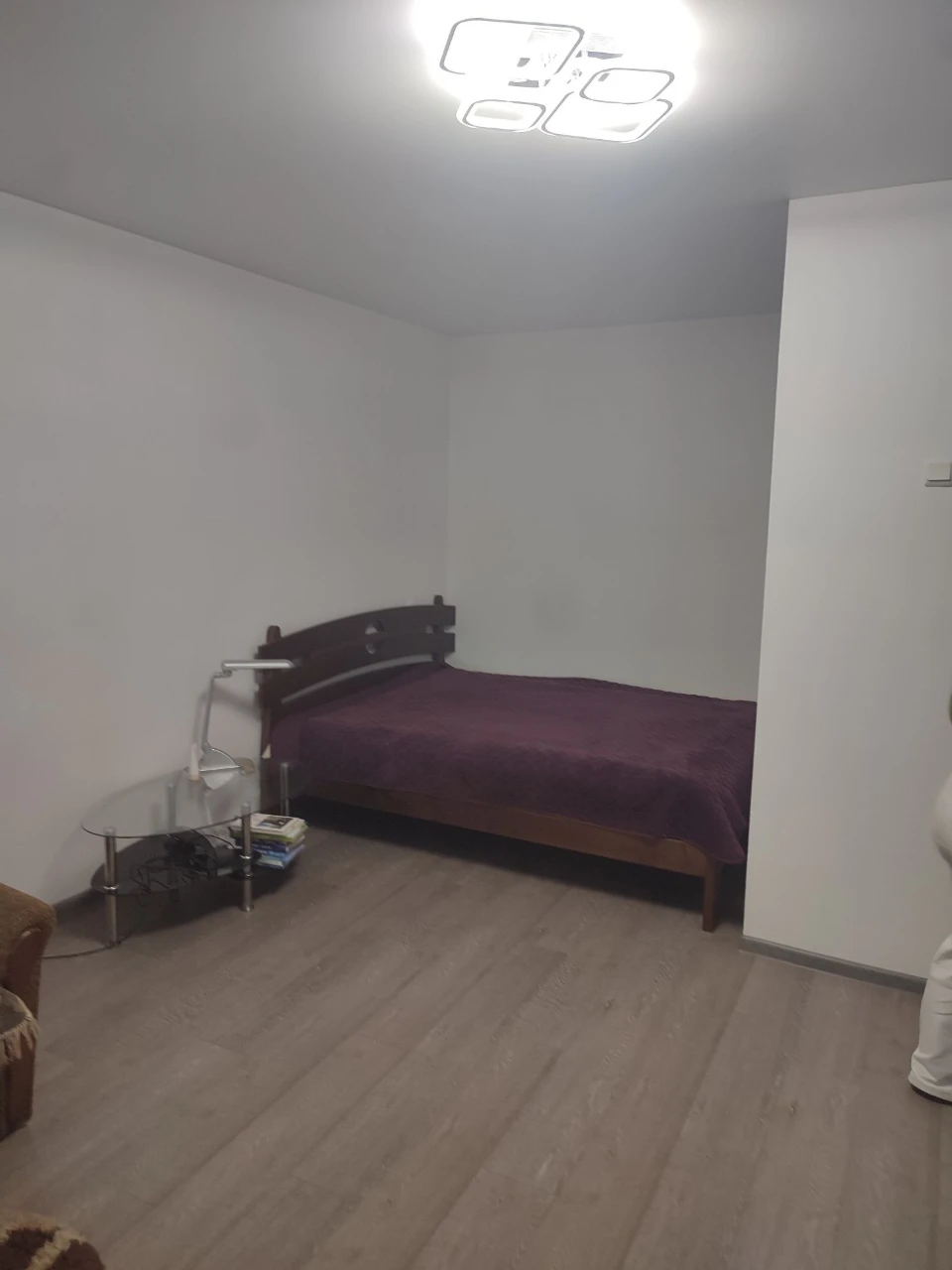 One-bedroom apartment with alcove.