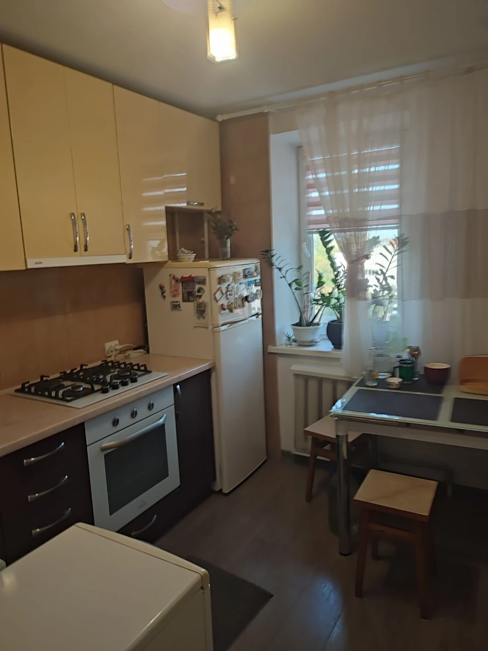 One-bedroom apartment with alcove.