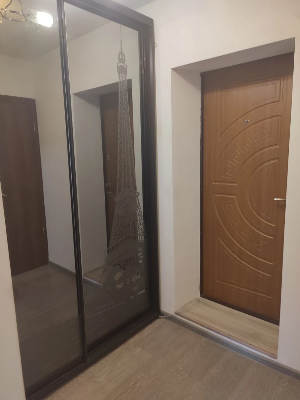 One-bedroom apartment with alcove.
