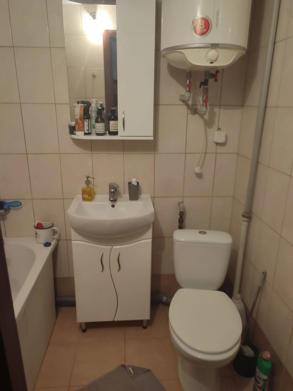 One-bedroom apartment with alcove.