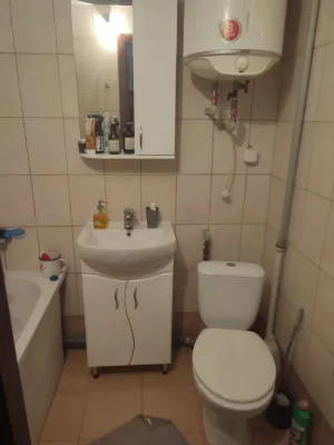 One-bedroom apartment with alcove.