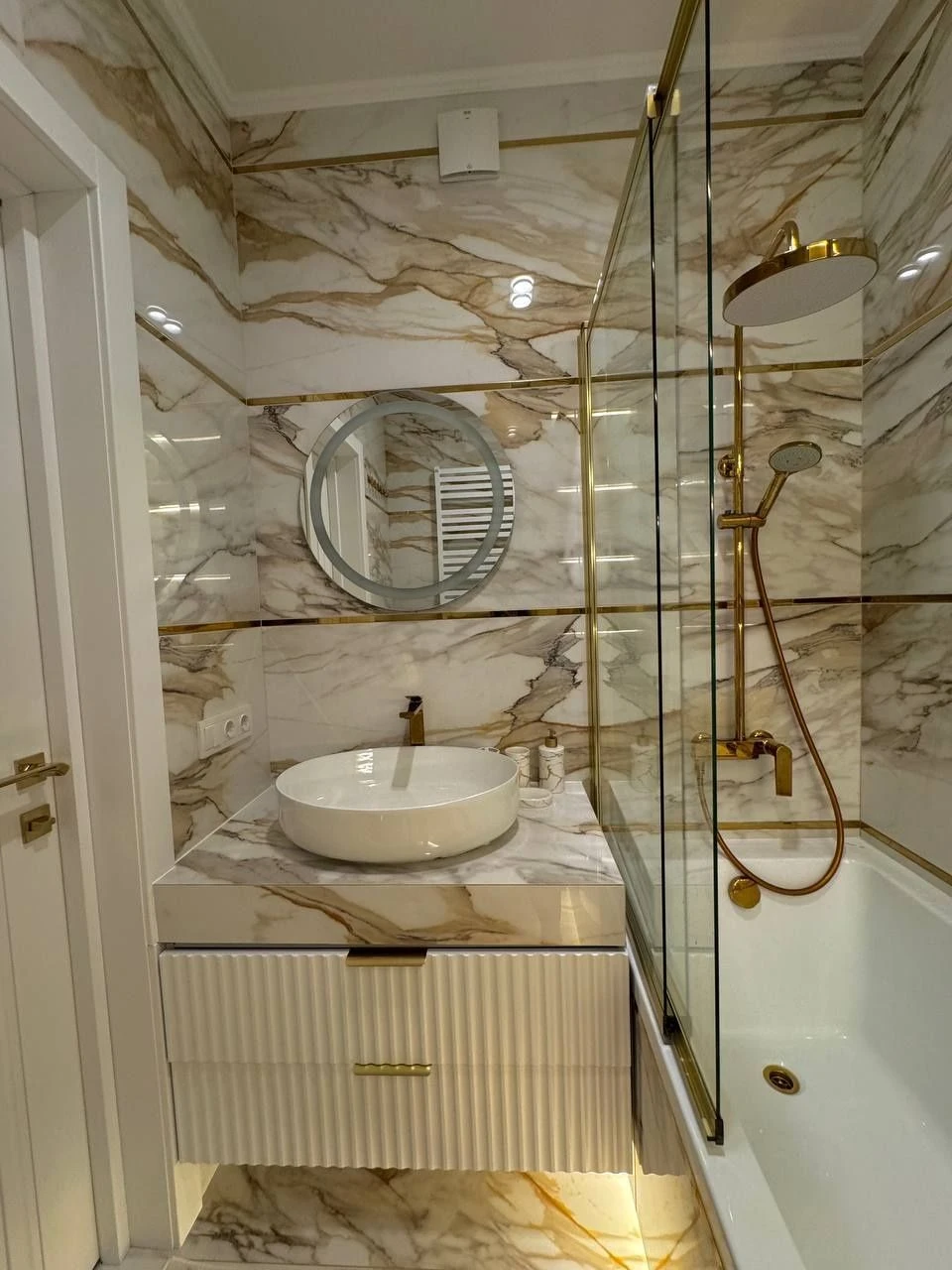 Urgent sale of apartment with renovation and furniture in a new building