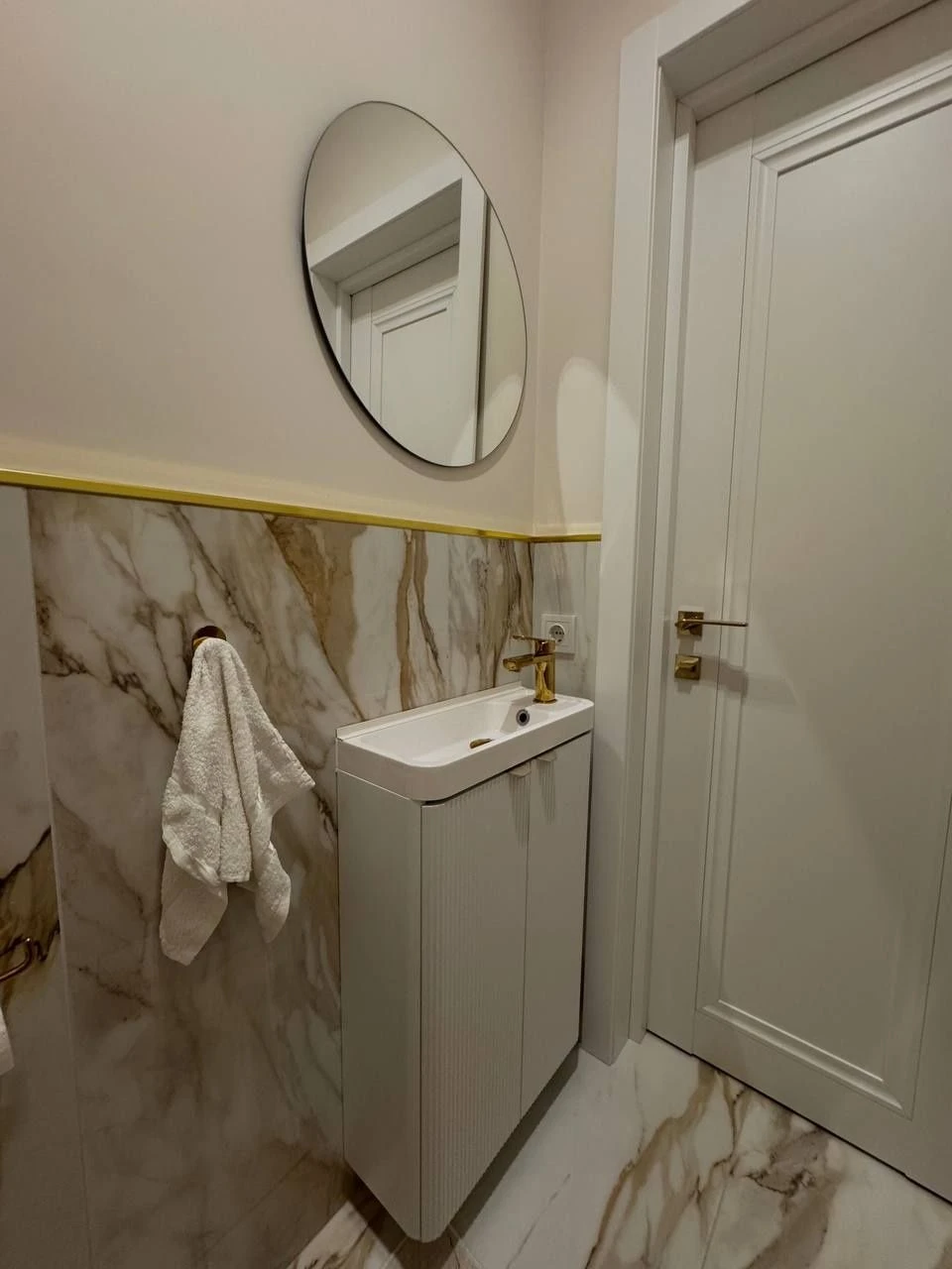 Urgent sale of apartment with renovation and furniture in a new building