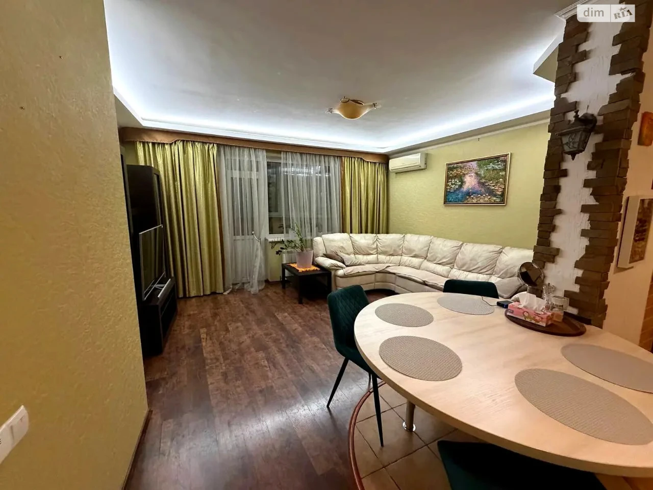 Long-Term Rental: Apartment on Дніпровська набережна