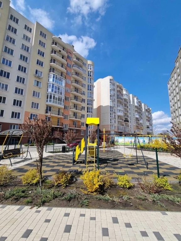 Selling a 2-story, 3-bedroom apartment in a new complex