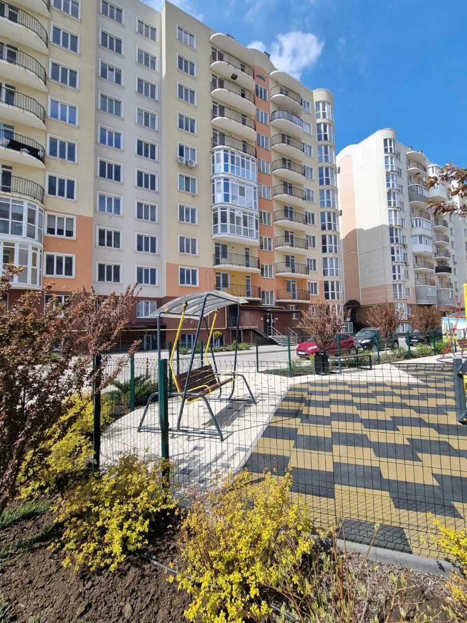 Selling a 2-story, 3-bedroom apartment in a new complex