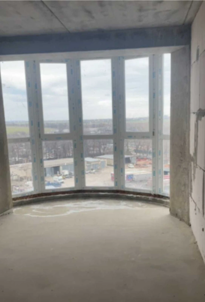 Selling a 2-story, 3-bedroom apartment in a new complex