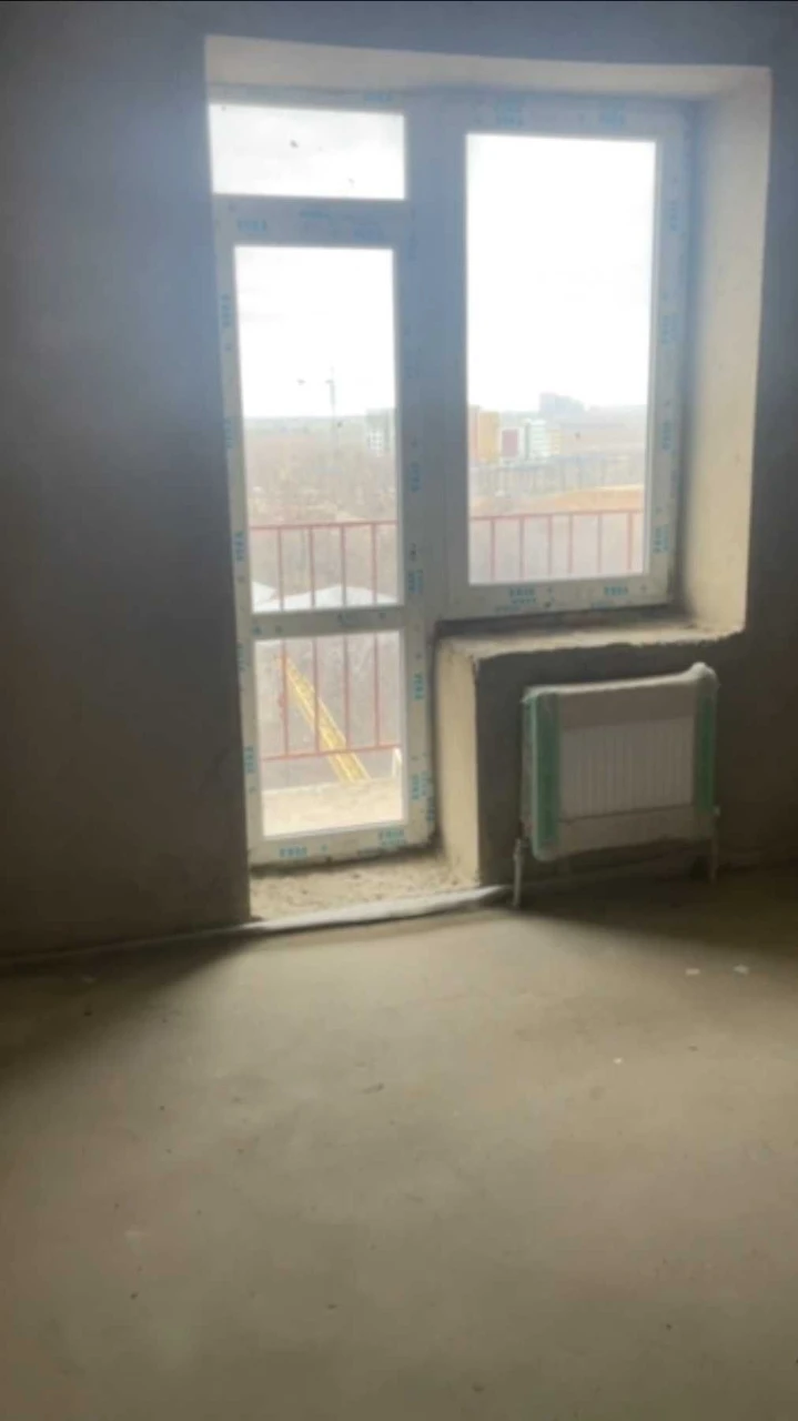 Selling a 2-story, 3-bedroom apartment in a new complex