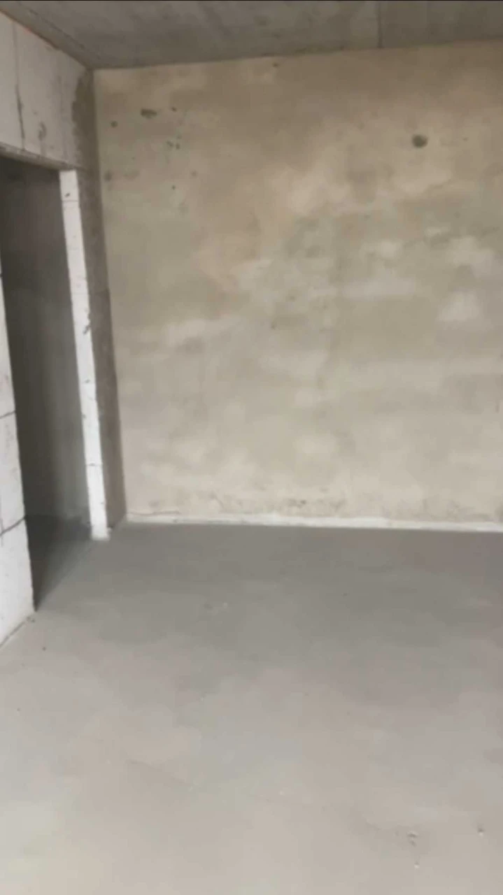 Selling a 2-story, 3-bedroom apartment in a new complex