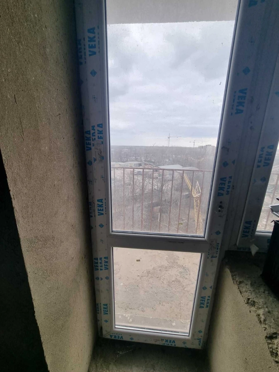 Selling a 2-story, 3-bedroom apartment in a new complex