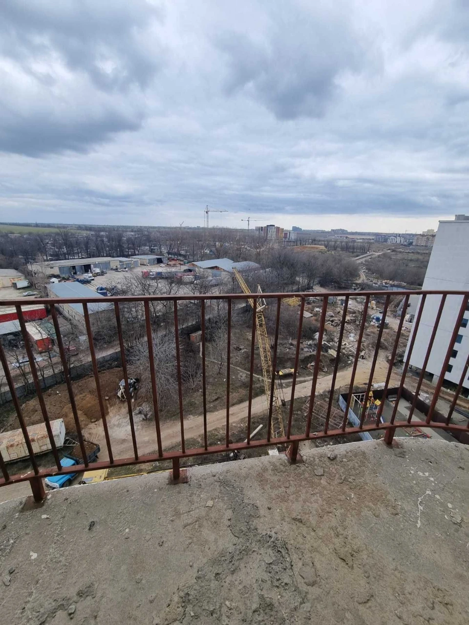 Selling a 2-story, 3-bedroom apartment in a new complex