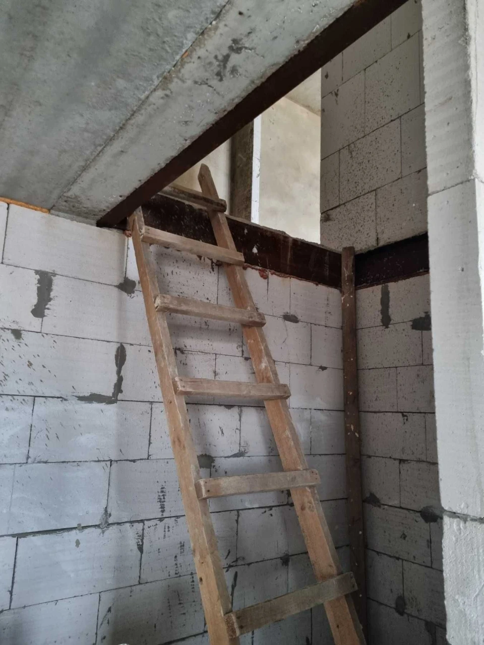 Selling a 2-story, 3-bedroom apartment in a new complex