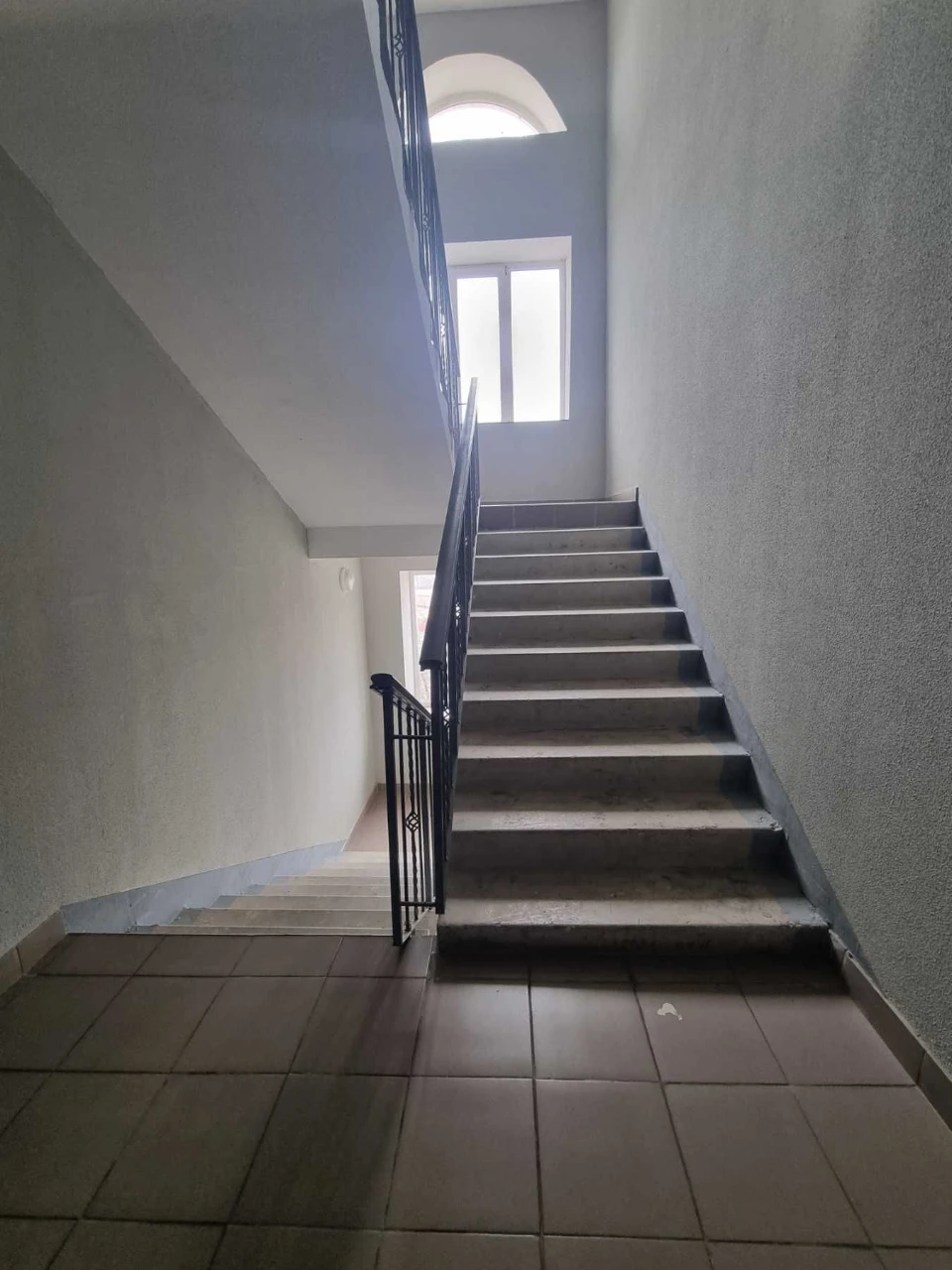 Selling a 2-story, 3-bedroom apartment in a new complex