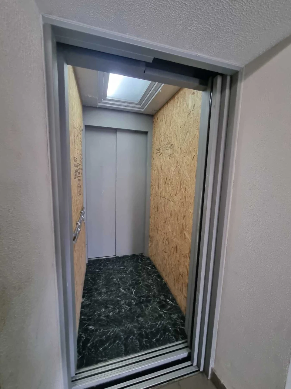 Selling a 2-story, 3-bedroom apartment in a new complex