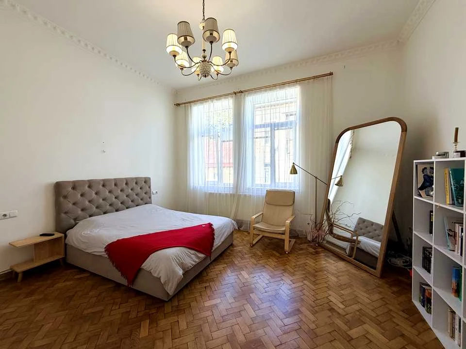 Apartment. Chernivtsi, Panasa Myrneho Street