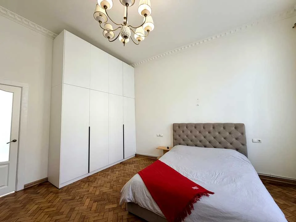 Apartment. Chernivtsi, Panasa Myrneho Street