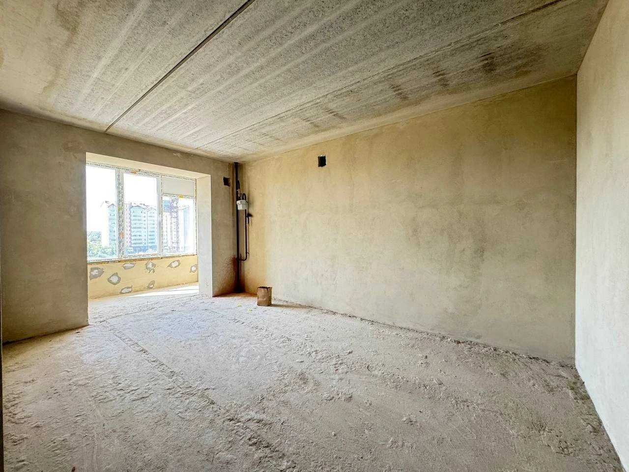 Great Price! Spacious 1-bedroom apartment with a view of the mountains!