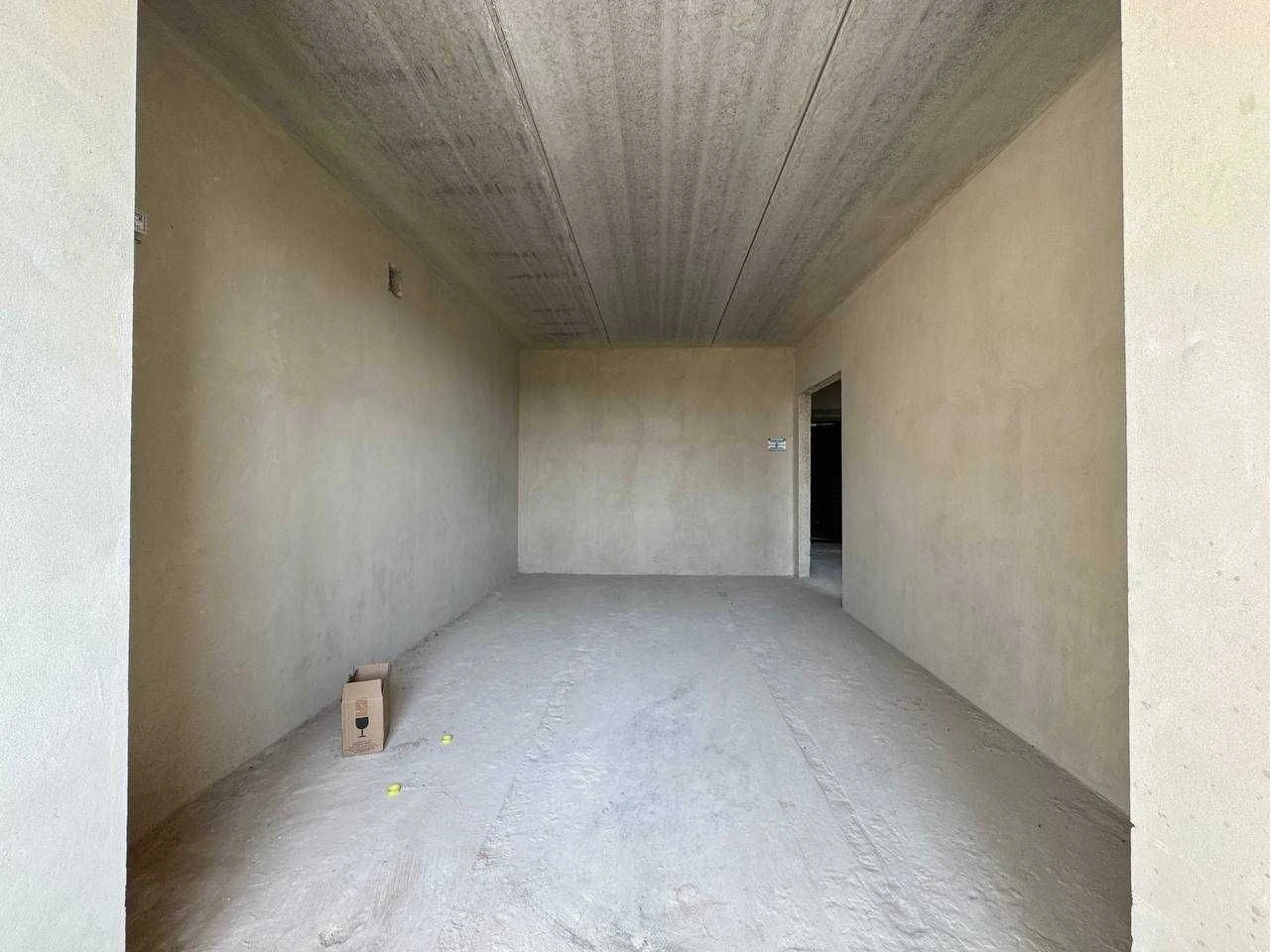 Great Price! Spacious 1-bedroom apartment with a view of the mountains!