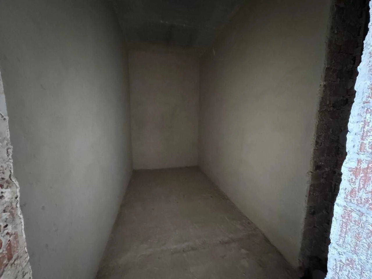 Great Price! Spacious 1-bedroom apartment with a view of the mountains!