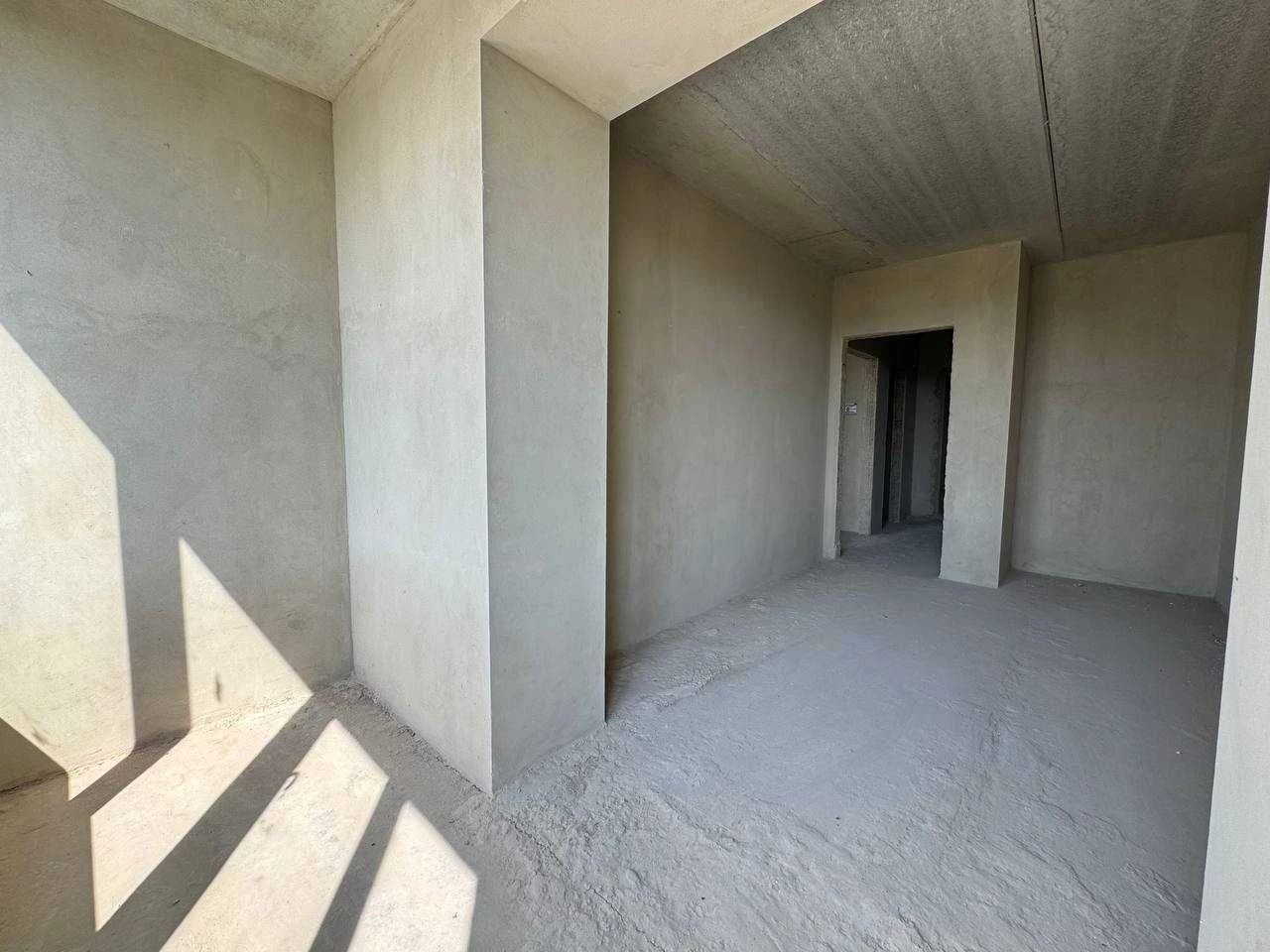 Great Price! Spacious 1-bedroom apartment with a view of the mountains!